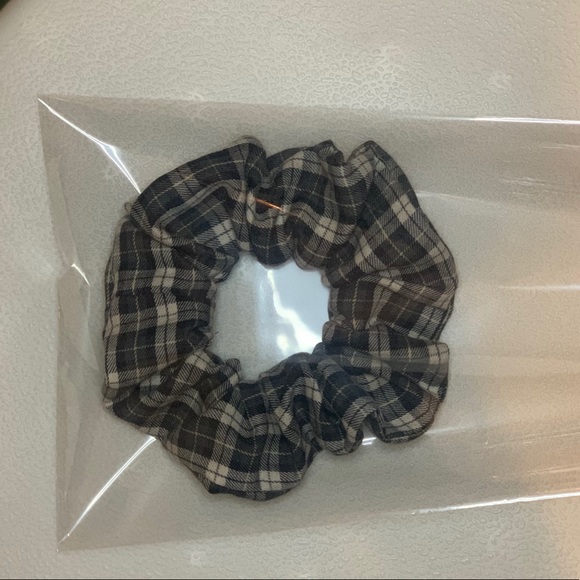NEW Gray Plaid Scrunchie - Picture 3 of 4